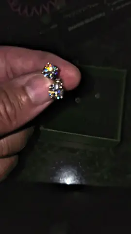 Come and see the indoor and outdoor evaluation of moissanite earrings! Comment on their sparkle.#RushReady#Jewelrylove 