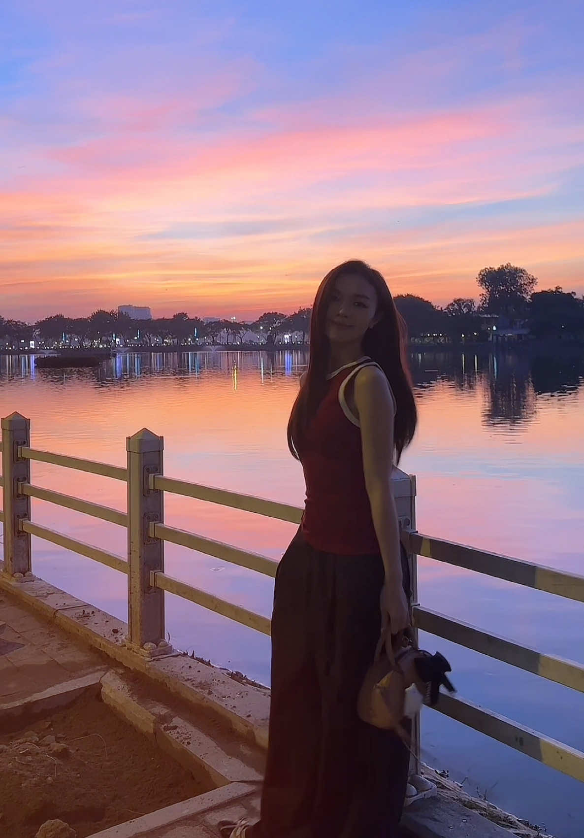 Thu Hà Nội phiên bản bình yên :v  #LearnOnTikTok #hanoi #thuhanoi #thuhanoi #hoànghôn #hoanghon #hotay 