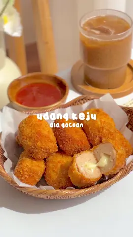 🦐udang keju gacoan🧀 bikin udang keju dan almond coffee latte pake produk-produk Ravelle yang canggih dan aesthetic😍 @Ravelle Official  btw resep udang keju ini beneran mirip bangett, teksturnya juga pas dan enakk bgtt wajib recook yaa!🥰 bahan-bahan👩🏻‍🍳: • 150gr paha ayam fillet • ⁠200gr udang • ⁠2 bawang putih • ⁠saus tiram 1sdm • ⁠minyak wijen 1sdm • ⁠kecap asin 1/2sdm • ⁠garam, gula, lada, penyedap • ⁠3sdm putih telur • ⁠2sdm maizena • ⁠keju quick melt tepung baluran:  • ⁠1 telur + air 3sdm • ⁠tepung panir ✅Ravelle premium food chopper 1,8L. 2 mode kecepatan, gelas kaca tempred, 4 mata pisau stainless steel 304, tahan lama, tahan karat, 3 pilihan warna dan design aesthetic, garansi resmi 2 tahun! ✅ Ravelle Soy Milk Maker, design stylish, aesthetic & elegant, kapasitas besar 850ml, multifungsi punya 9 fungsi (bisa self cleaning), garansi 2 tahun, 150-600watt, SNI, Digital control Panel with Touch Screen, Heat Protection Shopee: Ravelle official shop step by step divideo yaa☺️ ❗️DILARANG REUPLOAD VIDEO INI❗️ follow me for more💖 #Ravelle #MadeByRAVELLE #MulaidariRAVELLE #QualityLifeWithRavelle #ToTheNextLevelCookingExperience #foryoupage #fyp #aestheticcooking 