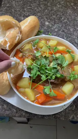 Nay cùng cô vào bếp nha 🤣 Tâm đắc món này quá ạ . Bò sốt vang chấm bánh mì . 🥰 #nấuăn #nâunngoncungtiktok #nauankhongkho #bosotvangbanhmy 