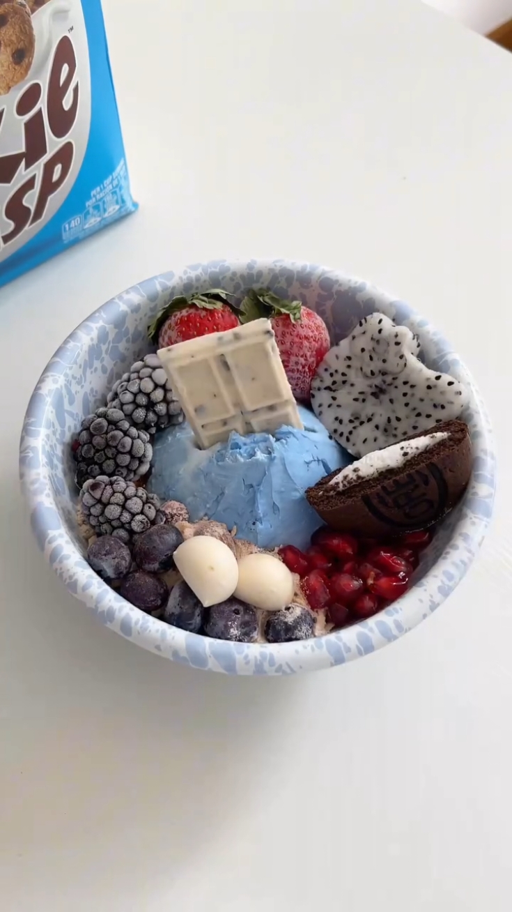 Making Yougourt bowls with me #choclate #trending #satisfaction #asmrvideo #asmr #satisfyingvideo #fyp #yougurt #yougurtbowl #asmrsounds 