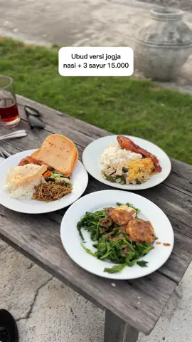 menu prasmanan nasi + 3 sayur definisi view cakep + panganan murah.nasi sambil menikmati senja di prambanan 👅8/10 UBUDLEISURE Buka : 10.00-20.00 Alamat : cakruk semilir,karangmojo,tamanmartani,kec kalasan,Sleman Yogyakarta