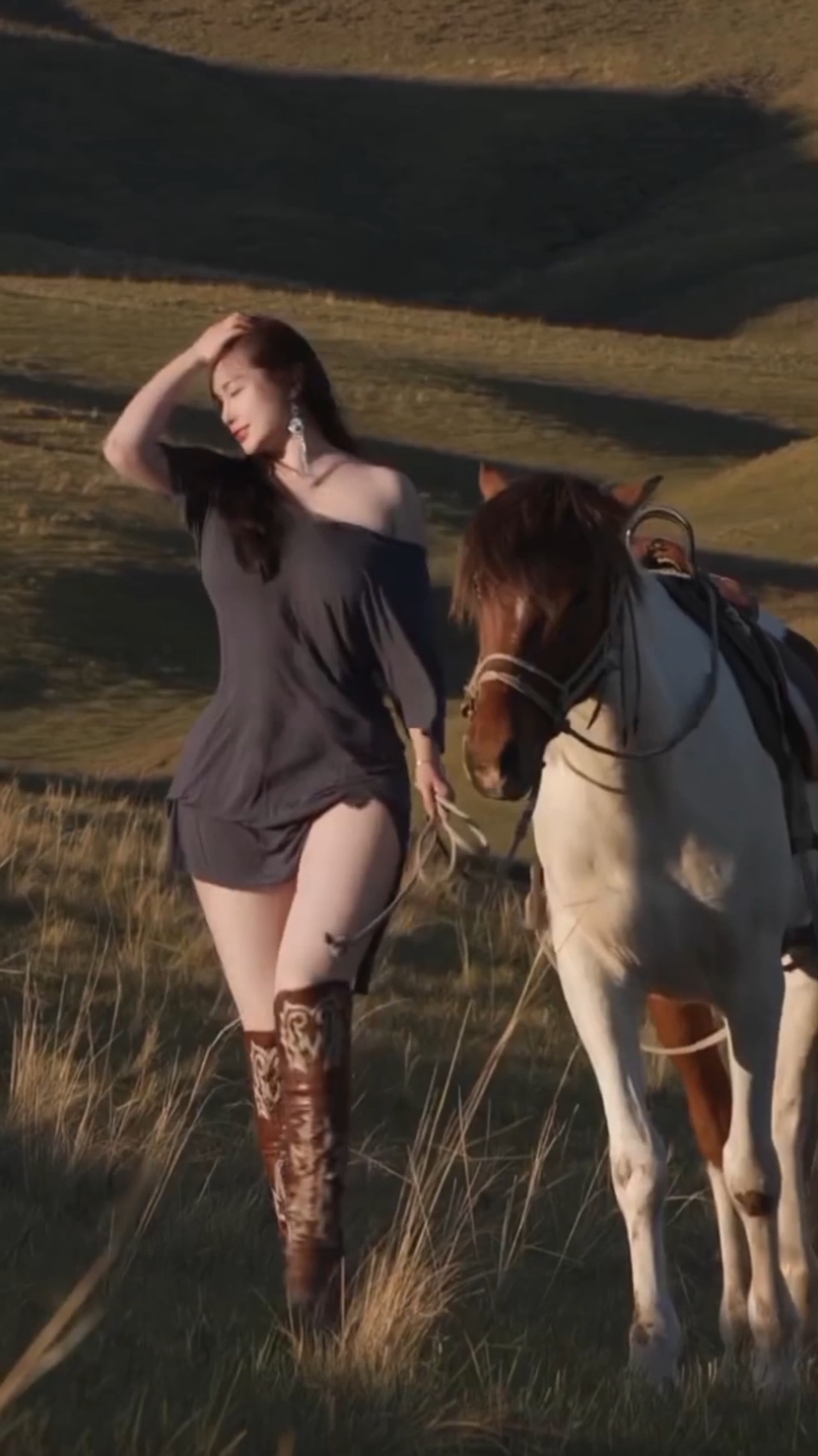 Back is my mental reserve #I'm all ambition is to ride the #hoops in a free life.Give me a male eagle a righteous Han Yu #My whole ambition is the freedom to ride the #hoops #HulunbuirGrassland #GrasslandHorseRiding #MyEntireAmbitionIsToBeFreeForLife #beautifulgirl #HorseRiding #fypシ゚ #miya 