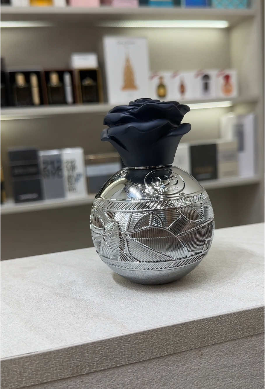 Lattafa Pride Thouq é uma fragrância oriental frutada para homens e mulheres. Primeiro você será cativado pelas notas frescas e doces de lichia e bergamota, que gradualmente se transformam em um perfume inebriante de rosa, complementado por um rastro purificador de fumaça de incenso. #perfumesarabes #tendencia #perfumes 