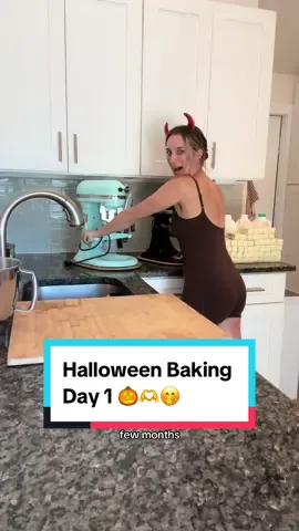 HOLIDAY BAKING IS SO BACK AND EVERYTHING WENT WRONG 😃🎃🫠🫶💘 #holidaybakingweek #homebakeryvlog #bakersditl #dayinthelifeofabaker #bakerprep 