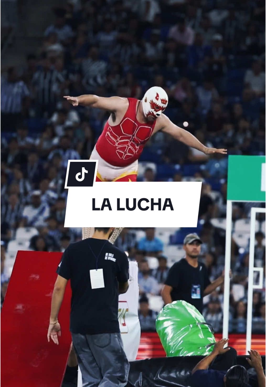 Los medios tiempos en el 🏟️ son muy divertidos. 🤼‍♂️😂 #rayados #TikTokDeportes #monterrey