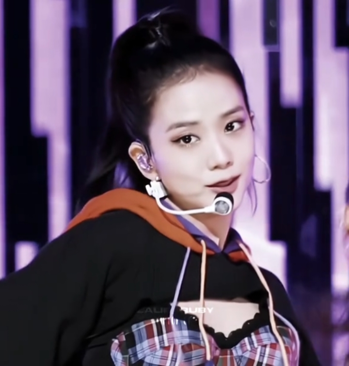 #JISOO - Só postando pra não apagar pq eu não gostei, talvez flope pelo horário mas eu quero esvaziar a galeria 😘 ib: @jennie only minha .💐♡  eu acho #funkbp #kpopedit #fyy #jisoofunk 
