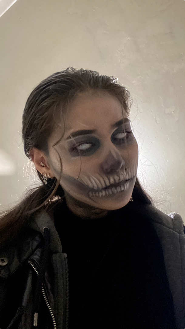 ✨💀✨ #fyp #makeup #foryoupage #caveira #halloweenmakeup #halloween2024 #transition 