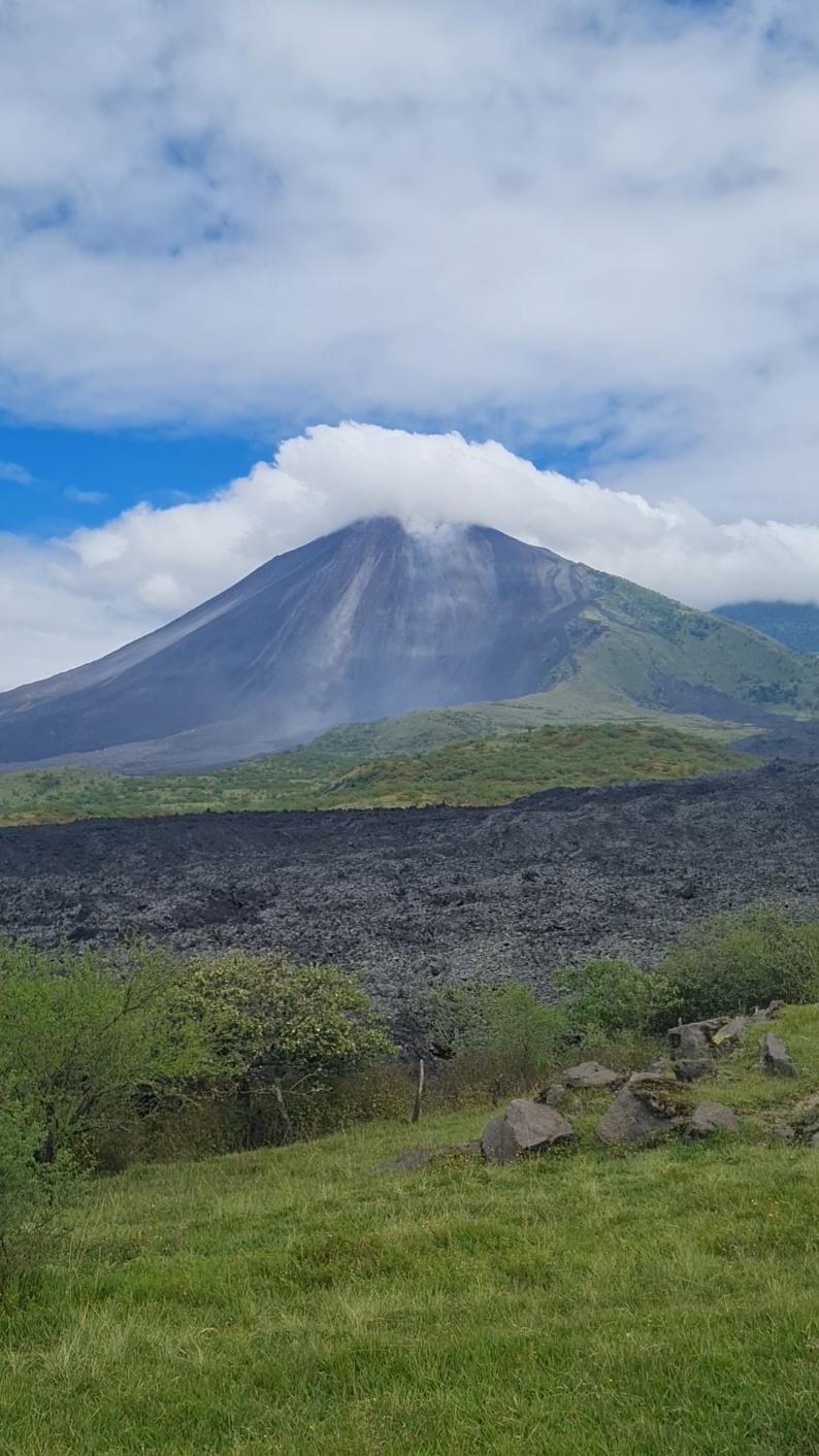 VOLCÁN DE PACAYA 🌋 📍Finca El Amate #volcandepacaya #fincaelamate #destinos #poweredbynature #tours #hinking #guatemala #fyp #findeaño #travel 