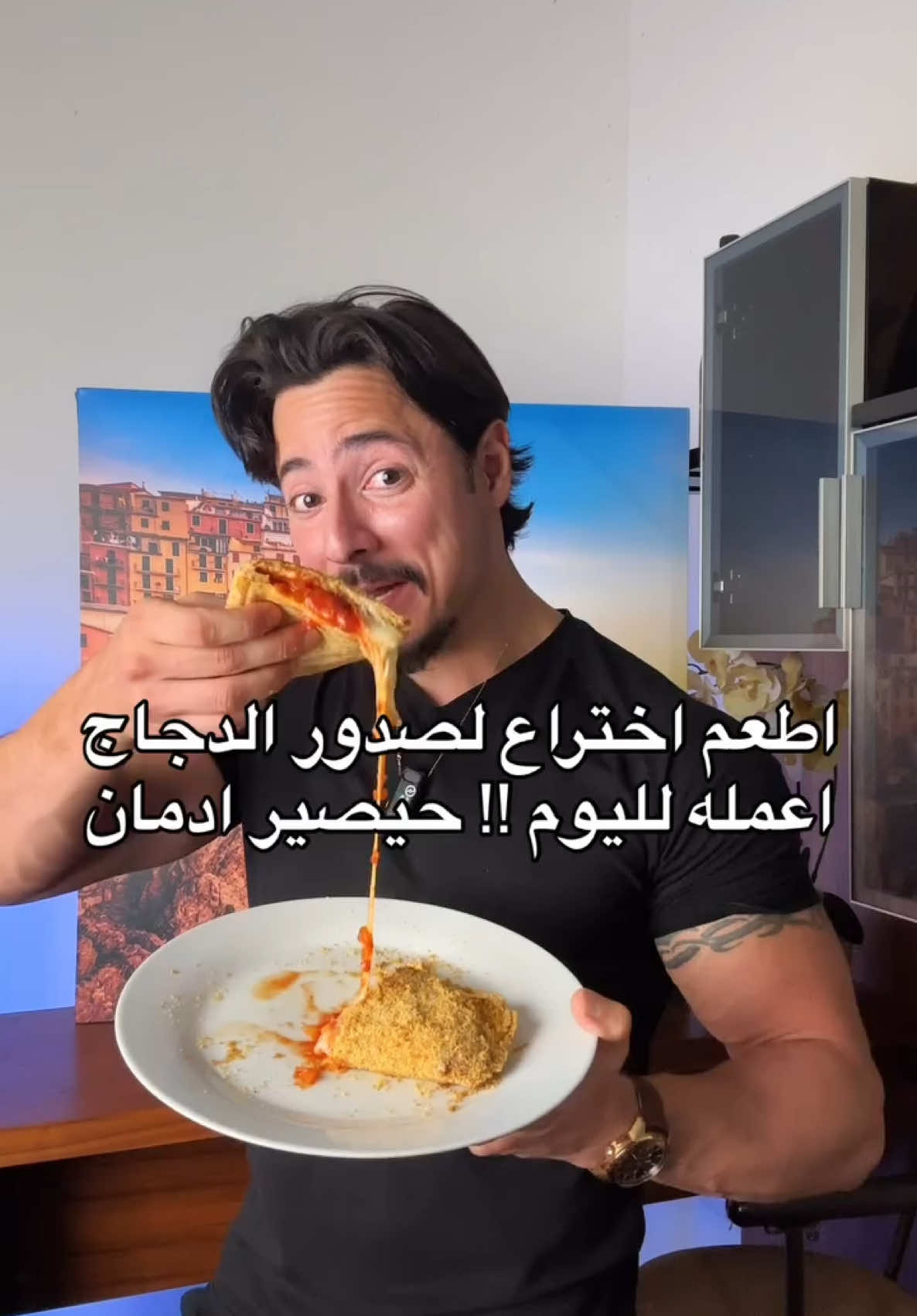 الوصفة هذه حتصير ادمان للكل👨🏻‍🍳 الذ كالزون دجاج عملته  فيه 460 سعرة و 42غ بروتين🍗🧀!!  سهل وسريع التحضير !! المقادير للقطعتين:  • صدور دجاج (300غ) • جبنة موزاريلا لايت (90غ)  • زيت زيتون • ببضة  • دقيق لوز (٤٠غ)  • بهارات نص ملعقة صغيرة ( ملح، فلفل اسود ، بودرة بصل، بودرة ثوم، بابريكا) • صلصة طماطم عضوية تابعوا اذا حابين تشوفوا وصفات صحية 💪 My best calzone recipe so far👨🏻‍🍳 Packing 460 Cals & 42g of protein that tastes amazing & healthy 💯 easy and quick to prepare Ingredients for two servings: • chicken breasts (300g) • mozzarella light (90g) • olive oil • 1 egg • seasoning, half tsp of: (black pepper, salt, onion powder, garlic powder, paprika) • 40g of almond flour  • organic tomato sauce Follow up if you want to see more healthy recipes💪 #healthyfood #اكل_صحى #healthyrecipes #وصفات_سهله #chicken 