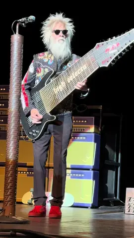 Come on with this big ass bass!!! 🔥😎 @ZZ Top #zztop #concerts #bassplayer #bassguitar #fyp #fy #dustyhill #elwoodfrancis #guitarist #guitartok #80smusic #old #legend #lagrange #electricguitar @Billy F Gibbons  