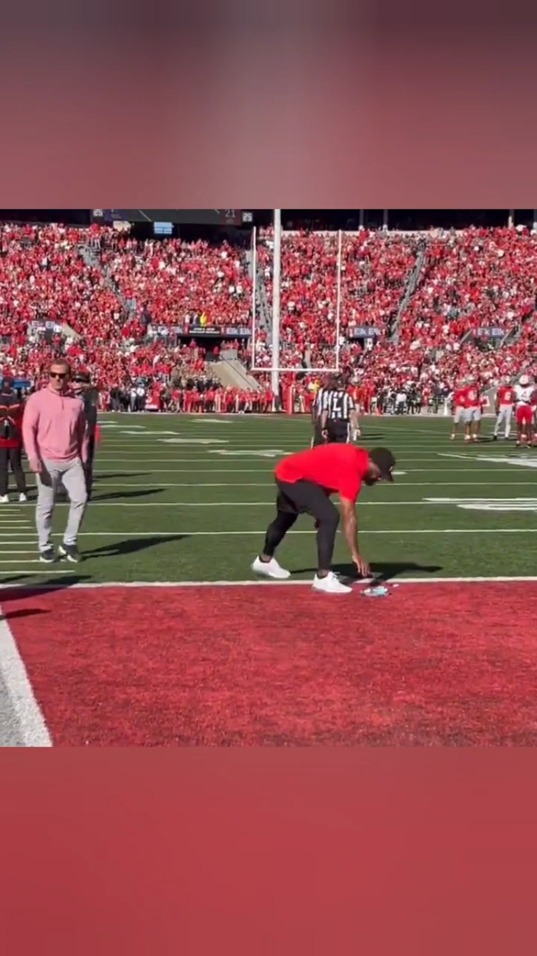 Some Ohio State fans took after Texas fans last week, who threw bottles on the field before a pass interference call was overturned in their favor  (via @Nicole S)  #ohiostate #buckeyes #fans #throw #bottle #texas #cfb #college #football #targeting #ryanday 