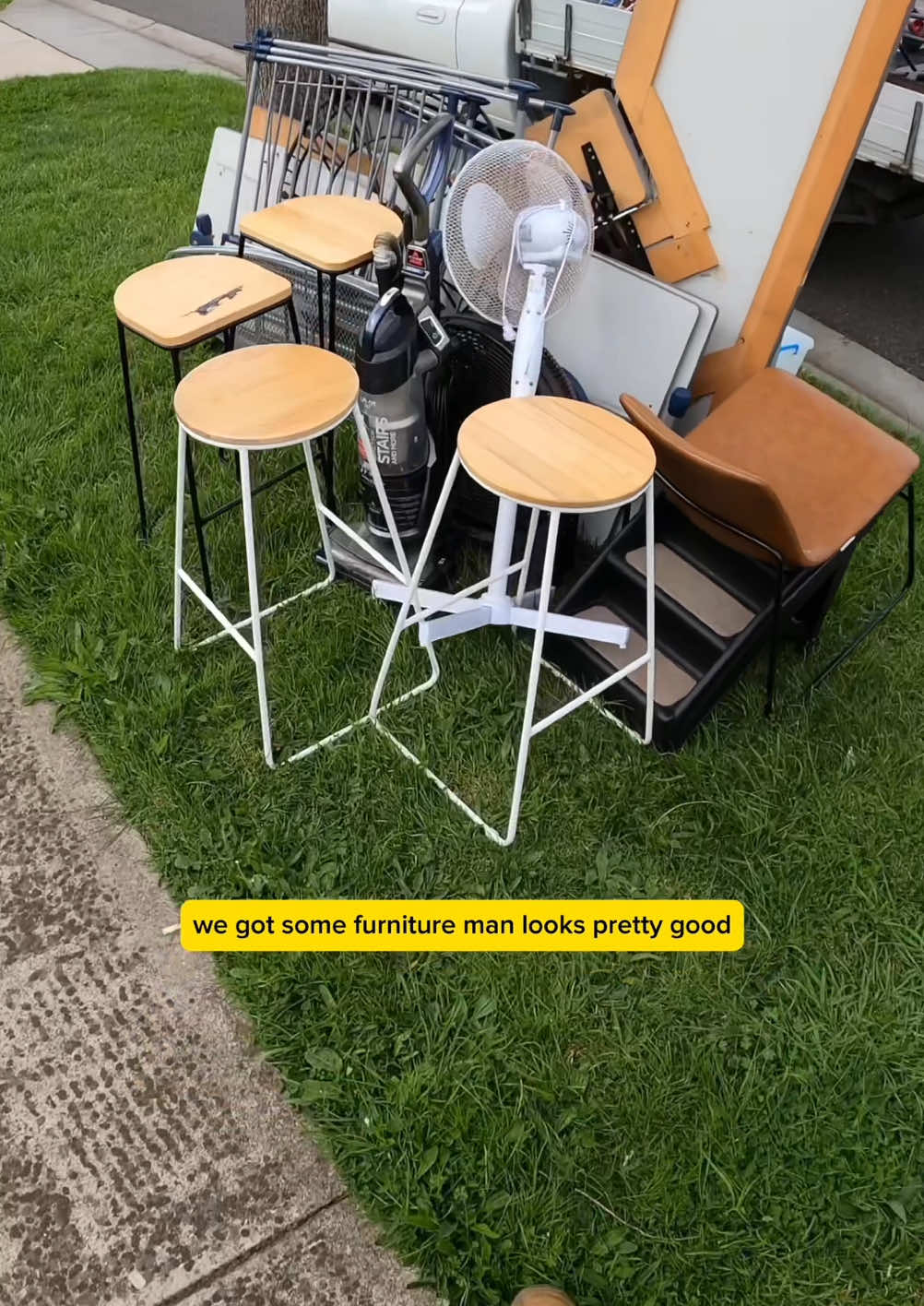 Theres some really nice furniture thrown out on this kerb! #polyprophet #youtube #free #treasurehunt #hardrubbish #australia #curbside #sidehustle #dumpsterdiving #streetscrapping #scrapping #scavenger #reseller #resell #relaxing #asmr #value