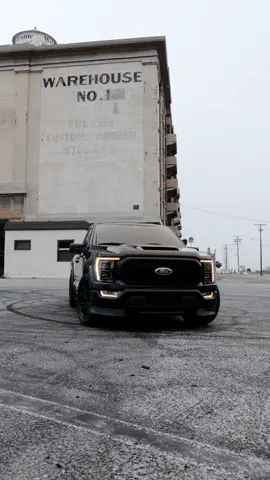 La Jackesita ⚡️ • • 📸 @SERRANOPRO  #ford #trokas #coyotef150 #fyp #fyp: #f150trucks #droppedtrucks #150 #calitrucks #5oh #5ohcoyote #edits #photography #carphotography #boosted #trokas #noquemacuh #paratii #trucktok 