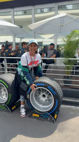 Cuanto creen que pesan las gomas? How much do you thibk the tires weight? #formula1 #f1 #mexico #pirelli 