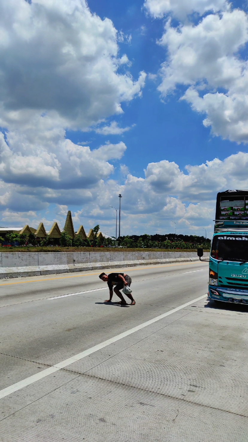 samsam korban yali yali.@mas.iqbal @Bangg Sendy #rmgalangjaya #truckmaniaindonesia #krodong_mania_indonesia #drivermuda #restareakm215bpematangpanggang #fyp 