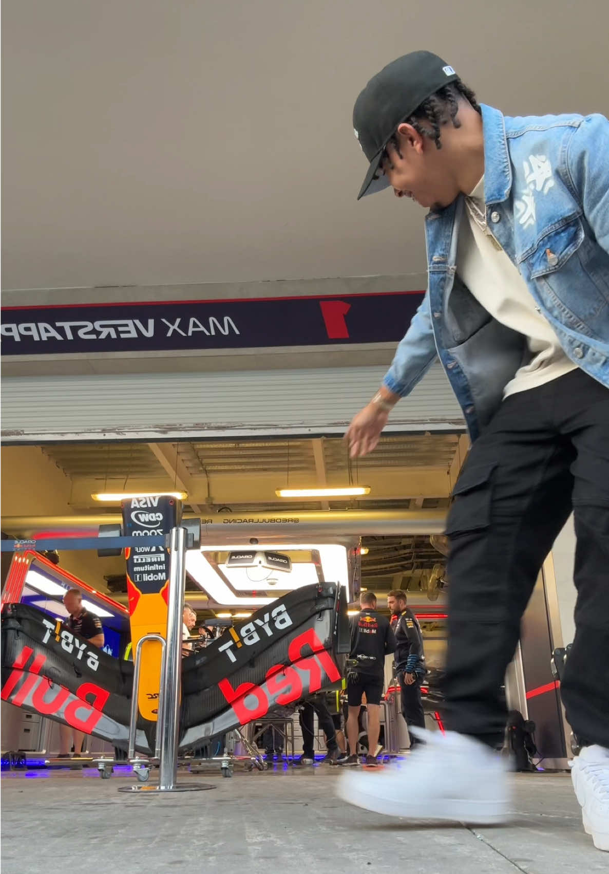 Bailar dembow frente a un carro de F1 es otro nivel 🚶🏽‍♂️😂 mi unico paso #redbullmexico #houseofredbul