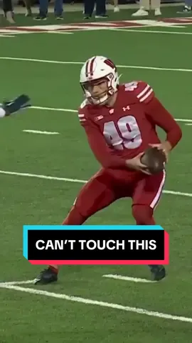 A shimmy from Wisconsin’s punter leads to a FIRST DOWN! 🤯 #bigten #bigtenfootball #wisconsin #badgers #punte #fake 