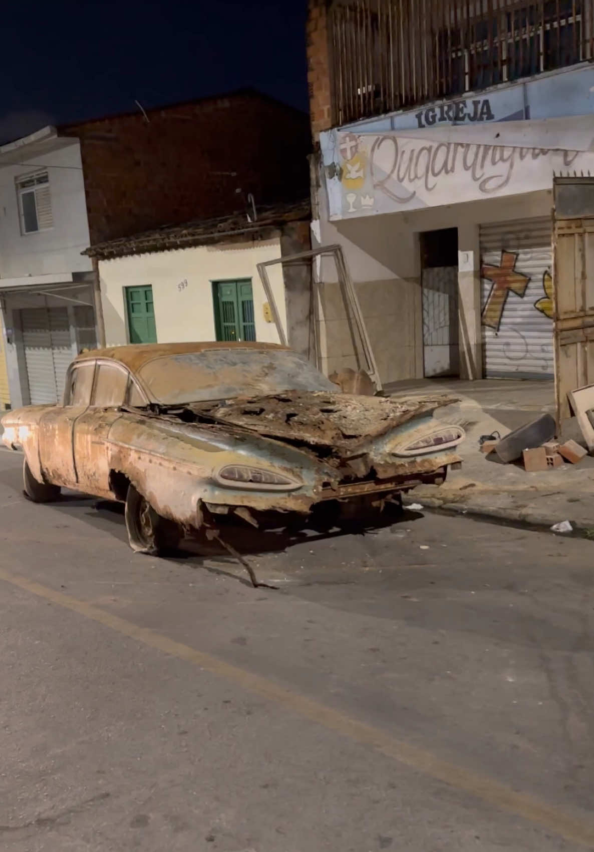 As vezes nem eu mesmo consigo explicar kkkk vamos lá sei da história desce carro do dia que nasci, Impala 1959 placa de lajedo de seu Jozias, minha vida inteira pedindo pra ver o carro pois sabia que ele tinha parado em 1981, sem sucesso!! começo desce ano abriram a garagem e fechamos negócio! Resumo Impala 59 ou oque restou dele indo pra garagem da morte. Mais detalhes no vídeo do YouTube(canal Death GARAGE)  #barnfind #carroantigo #impala #brincadeira #resenha #carrovelho #deathgarage 