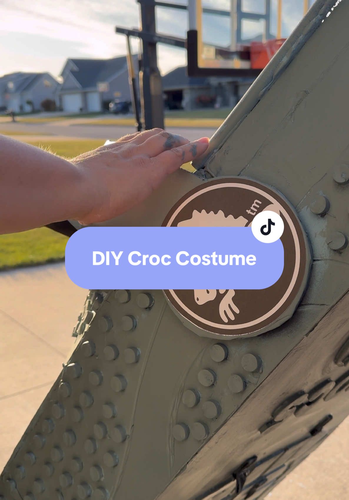 Replying to @Domo Henry’s 2024 costume is…@Crocs @KelloggscerealUS @Kellogg’s Frosted Flakes #halloween #halloweencostume #crocs #diycroccostume #diycostume #diyhalloween 