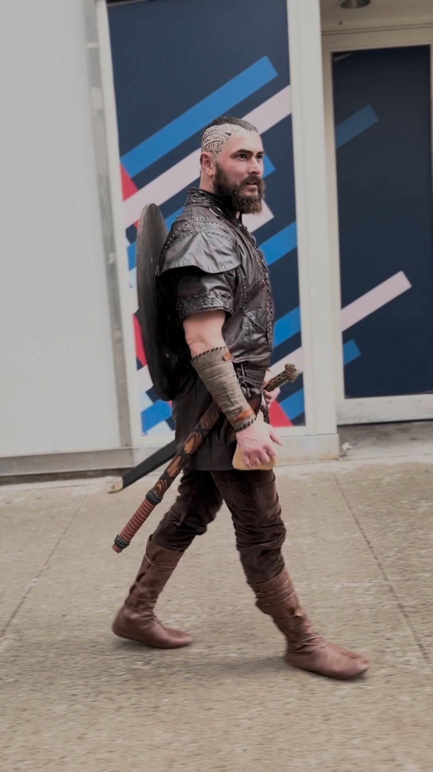 Ragnar Lothbrok Walking in Public #foryoupage #fashion #ragnarlothbrok #woman #smile #vikings #costume #cosplayer #public #reaction #reactionvideo 