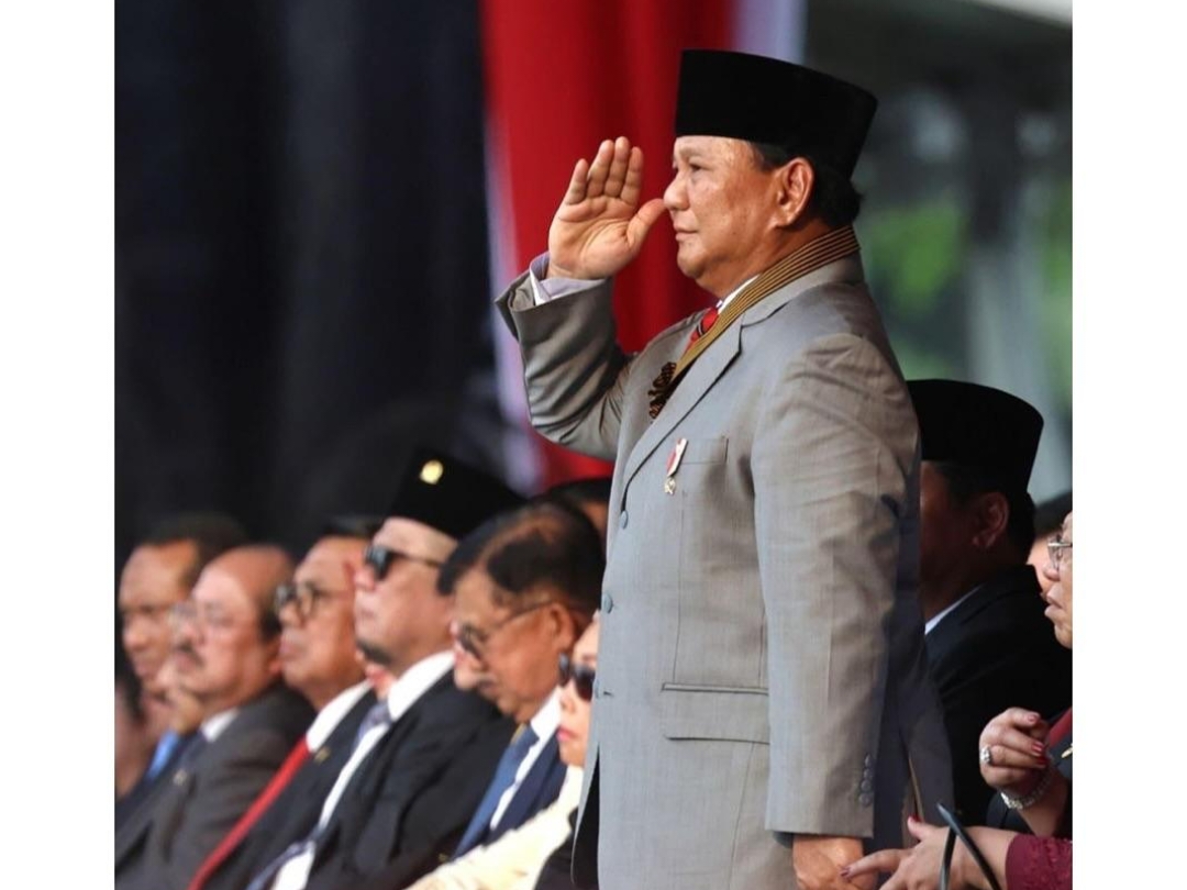 Bapak Presiden Prabowo memimpin Upacara Parade Senja, Magelang Jawa Tengah (25/10/2024) Bapak menolak di payungi meski hujan deras. Menyala RI 1🫡😎 Masya allah, melihat semangat beliau sungguh membuat hati ini berdecak kagum❤️🤍 #prabowopresiden2024 #akmil  #indonesia🇮🇩 #gerindra #prabowosubianto #magelang #masyaallah #merahputih #awesome #menyalaabangkuh🔥 #fypage #fypp #xyzbca #4you #tiktoknews #❤️❤️ 