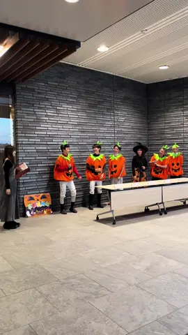 京都競馬場ハロウィンイベント🎃👻 騎手の皆さんお疲れの中、素敵な笑顔で子供達を楽しませてました🥰 #競馬 #競馬女子 #ウマジョ #天皇賞 #騎手 #富田暁 #角田大和 #団野大成 #今村聖奈 #田口貫太 #吉村誠之助 