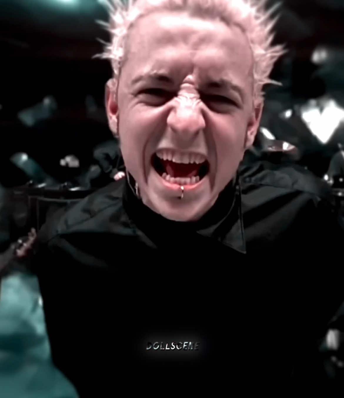 this music video is so editable #linkinpark #curefortheitch #joehahn #chesterbennington #mikeshinoda #crawling #edit #editor #numetal #foryoupage 