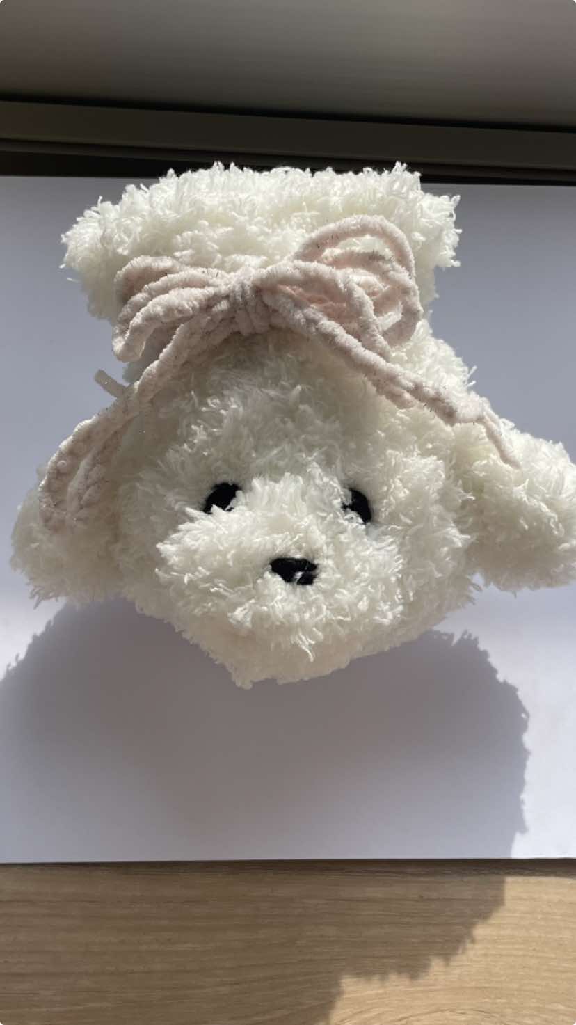 犬の巾着作ってみた🐶 ふわふわしてて可愛いし置いとくだけでも癒される、、 マルチーズ見ながら作ったけど似てると良いな、、 いつかうさぎにもチャレンジしたい！ #かぎ針#かぎ針編み#ハンドメイド#編み物#編み物初心者#巾着#犬#handmade#crochetcase