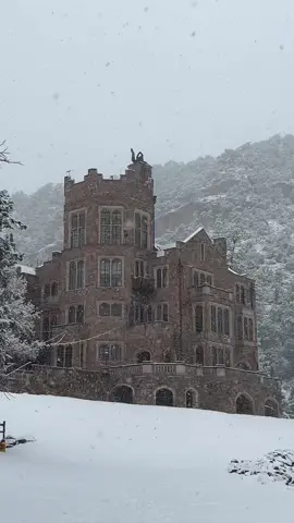 The glen eyrie castle ✨ perfect for a winter proposal or a couple session 🎞️📷 #coloradoproposal #proposal #castle #gleneyrie #coloradosprings 