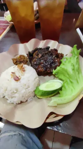 mentahan video makan bareng cewek#storywa #fypシ゚viral #bahansw #masukberanda #barengcewek #prank #statuswhatsapp #mentahanvideo #fyp #prankvideo 