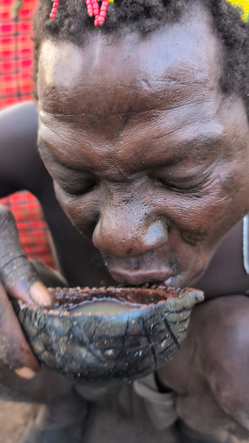 what a delicious breakfast 😋😍🍳 See how hadzabe survive by only eating berries and Meat 🥓🍖#hadzabetribe #africatribes #villagelife #USA #tiktok 