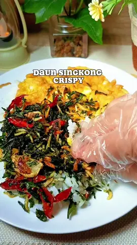 Daun Singkong Crispy  Bahan :  2 ikat daun singkong  100 gram ikan teri nasi  7 bawang merah  5 bawang putih  Cabe secukupnya Garam secukupnya Kaldu bubuk secukupnya #daunsingkongcrispy #daunsingkonggoreng #daunsingkongteri #bumbutabur 