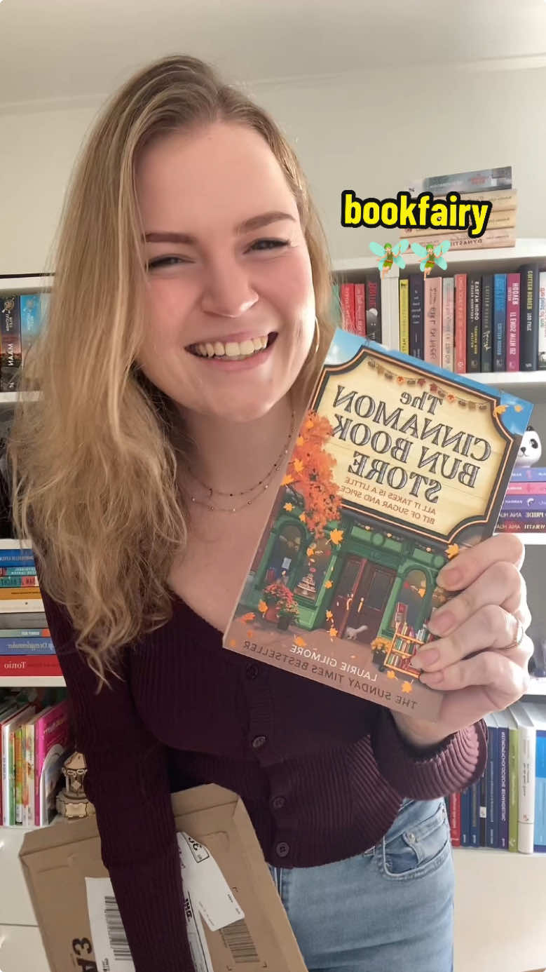 🧚🏻🧚🏻🧚🏻 bookfairy van lieve @Zoë Nira 🤍🌶️ 📖 omdat ik haar giveaway had gewonnen. Deze stond inderdaad heel erg hoog op mijn lijstje ☺️ Dankjewel lieverd 🥰🥰 #bookfairy #fairy #cinnamonbunbookstore #lauriegilmore #pumpkinspicecafe #fall #autumn #fallreads #autumngirl #books #fyp 