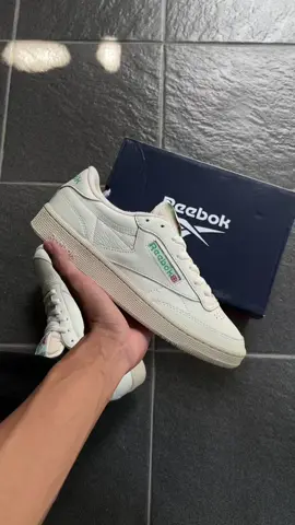 SERI VINTAGE TERLARIS💚 REEBOK CLUB C 85 VINTAGE - CHALK/GREEN ✅100% Original ✅BNIB Resmi PT MAP Size: 41 42 43 Order bisa lewat👇🏻 Whatsapp: 0821-3418-4858 Shopee: @Segenproject Tokopedia: @Segenshoes / Segenproject02 #fyp #foryourpages #reebokc85vintage #reebokoriginal #reebokclassic 