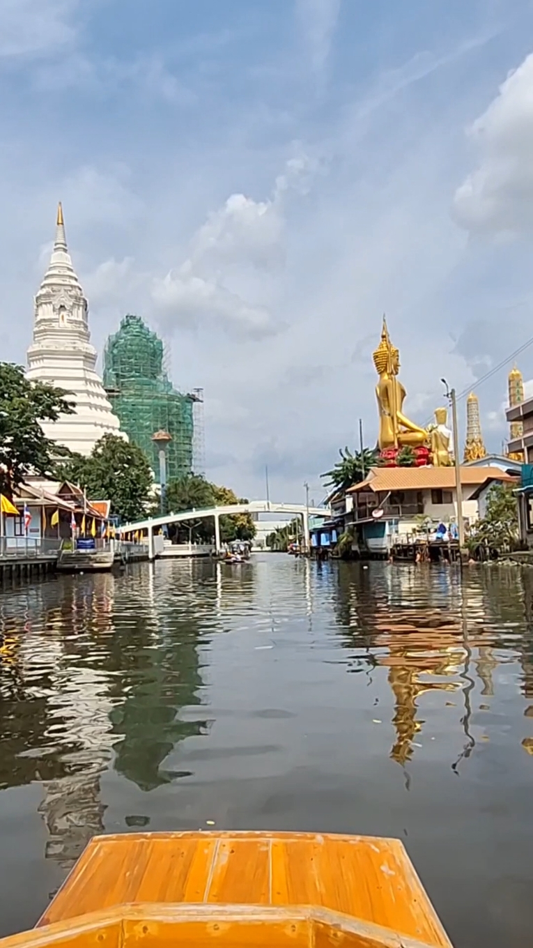 A day on the klongs (canals) of Bangkok 🇹🇭 Unfortunately the golden bhudda was being repainted! 📍Wat Paknam Phasi Charoen #Bangkok #pattayacentral #bangkokthailand  #watpaknam #watpaknamphasicharoen 