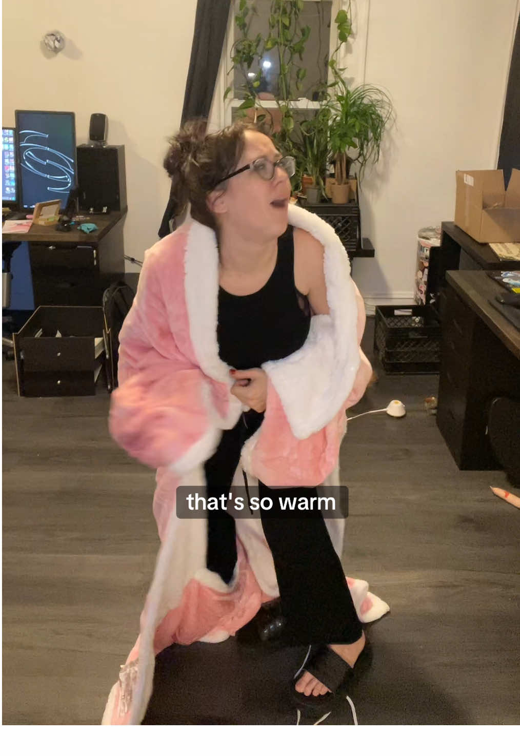 Would freeze this winter if you dont have this wearable electric blanket 🥶 #electricblanket #TikTokShop #tiktokshopcybermonday #tiktokshopholidaydeals #tiktokmademebuyit #holidaygifts #giftsforher #giftsforhim #tiktokshopblackfriday #tiktokshop 