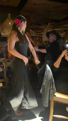 Entre buenos sabores y flamenco con los ojos achinaos 💚🤍💚 #@lucia 🌼 fyp #parati #viral #madrid #flamenco #chambaomadrid #restaurante #espectáculo #viral 