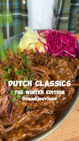 Dutch classics | Episode 2 | Draadjesvlees Ingrediënten  1,2-1,5 kg runder rib  4 uien  2 laurierblaadjes  6 kruidnagels  Scheutje rode wijnazijn  Zout  Peper  3 el bloem  Boter  2 stukken ontbijtkoek  500-600 ml runderbouillon (blokjes)  1. Bestrooi beide kanten van het rundvlees met zout, peper en bloem. Bak het in een pan met boter en zet het apart. 2. Snijd de ui in dunne halve ringen en doe ze in dezelfde pan. Bak 5-10 minuten. 3. Voeg de bloem, tomatenpuree, rode wijnazijn, laurierblaadjes, kruidnagels, runderbouillon en zout en peper naar smaak toe. Breng aan de kook en voeg het rundvlees weer toe, dek af en laat minstens 3-4 uur sudderen of tot het uit elkaar valt (hoe langer hoe beter). Als het rundvlees bijna gaar is, roer je de peperkoek erdoor. Hierdoor wordt de saus dikker. 4. Serveer met de puree, rodekool, groenten die je lekker vindt en garneer met wat verse peterselie. Aardappelpuree  1,5 kg aardappelen  100 ml melk (ongeveer, aanpassen naar wens) Klontje boter  Zout  Peper  Dijonmosterd  1. Kook de aardappelen in gezouten koud water tot ze zacht zijn.  2. Giet ze af en duw ze (als ze nog heet zijn) door een fijne zeef in dezelfde pan.  3. Voeg zout, peper, dijon mosterd, melk, boter en andere kruiden toe die je lekker vindt. Pickle Rode kool  200 ml water 200 ml azijn 3 el suiker  1 tl zout  1. Breng gelijke delen water en azijn aan de kook met wat suiker en zout. 2. Snijd de rode kool in reepjes en doe ze in een weckpot. Giet de vloeistof erover, voeg een laurierblad, chilivlokken of andere kruiden toe. Sluit af en laat zo lang mogelijk marineren. #twistedchef #dutchclassics #dutchfood #herfst #aardappel #thetwistedchef #Dutch #stoofvlees #winter 