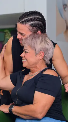 ✨ La Transformación Sin Miedo de Noemí ✨ Noemí llegó decidida y sin miedo al éxito, con la energía y actitud de sus 60 años para un cambio radical. ¡Y vaya que nos sorprendió a todos! Jamás hubiéramos imaginado lo espectacular que quedaría su transformación. Ver su nueva imagen fue tan emocionante como inesperado. ¡Gracias, Noemí, por confiar y por regalarnos este momento tan inspirador! 🌟💖 #CambioRadical #SinMiedoAlExito #TransformacionDeImpacto #BellezaSinEdad #EstiloYConfianza #EmpoderamientoFemenino #HairGoals #HoustonSalon #NuevaActitud #GlamourAt60 #ArteEnCabello #ViralTransformation