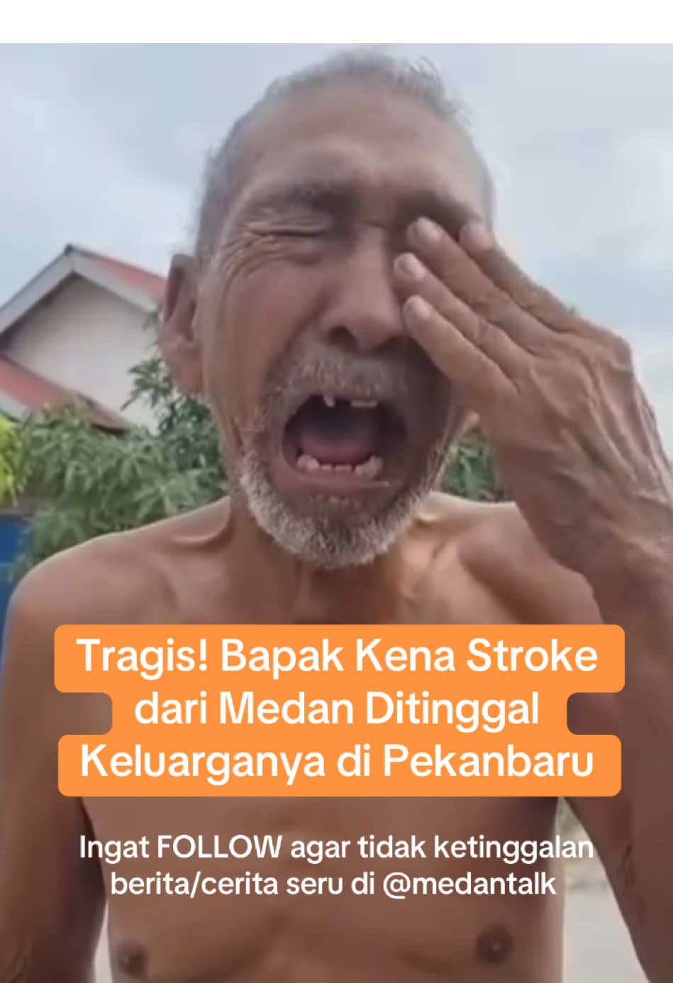 Tragis! Bapak Kena Stroke dari Medan Ditinggal Keluarganya di Pekanbaru Seorang pria paruh baya yang diketahui bermarga Lubis ditemukan di Pekanbaru dalam kondisi memprihatinkan. Pria tersebut menderita stroke dan terpaksa menggunakan kursi roda yang didorong untuk bergerak.  Menurut pengakuannya, ia diantar dari Medan ke Pekanbaru untuk berobat, namun malang tak dapat ditolak, pria itu ditinggalkan begitu saja tanpa identitas. Sudah dua hari ia terlantar di Pekanbaru tanpa ada keluarga yang peduli. Beruntung, saat ini pria tersebut telah diamankan oleh pihak Polsek Payung Sekaki, Pekanbaru. Kapolsek Payung Sekaki IPTU Risman Nurhendri, SH.MH melalui sosial media menginformasikan Bagi masyarakat yang mengenali pria ini atau mengetahui keluarganya, diimbau untuk segera melaporkan atau memberikan informasi kepada pihak berwajib. Bantuan untuk menemukan keluarganya sangat diharapkan. Pihak kepolisian juga mengungkapkan bahwa jika tidak ada pihak keluarga yang bertanggung jawab, bapak tersebut akan segera dibawa ke Dinas Sosial untuk mendapatkan perawatan yang layak di Rumah Sakit Petala Bumi.  Informasi sementara menyebutkan bahwa keluarganya sebenarnya berada di Pekanbaru, namun anaknya yang tinggal di Beringin tampaknya enggan merawat sang ayah, membuat kondisi ini semakin miris. Alhamdulillah, setelah adanya laporan, Polsek Payung Sekaki telah mengantarkan bapak tersebut ke Dinas Sosial dan berkoordinasi dengan keluarganya.  Terima kasih atas segala doa dan bantuan dari masyarakat sekitar yang turut peduli terhadap kondisi beliau. Menolong sesama adalah pahala yang tak ternilai. Mari bersama membantu mereka yang membutuhkan dan memberikan perhatian bagi para orang tua yang sering terlupakan, tutup IPTU Risman  Nurhendri, SH,.MH. Ada yang kenal? + Agar jangkauan postingan ini bisa meluas, jangan lupa untuk selalu like setiap postingan kami dan juga tinggalkanlah komentar meski hanya sekedar emoticon.  Ingat FOLLOW agar tidak ketinggalan berita/cerita seru di @medantalk  #berita #medan #pekanbaru 