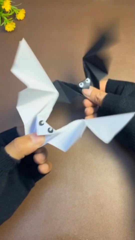 Sharing with bats, teach you how to fold an interesting and fun paper bat. You only need a piece of ordinary white paper to fold a bat that flaps its wings #origami #handmade 