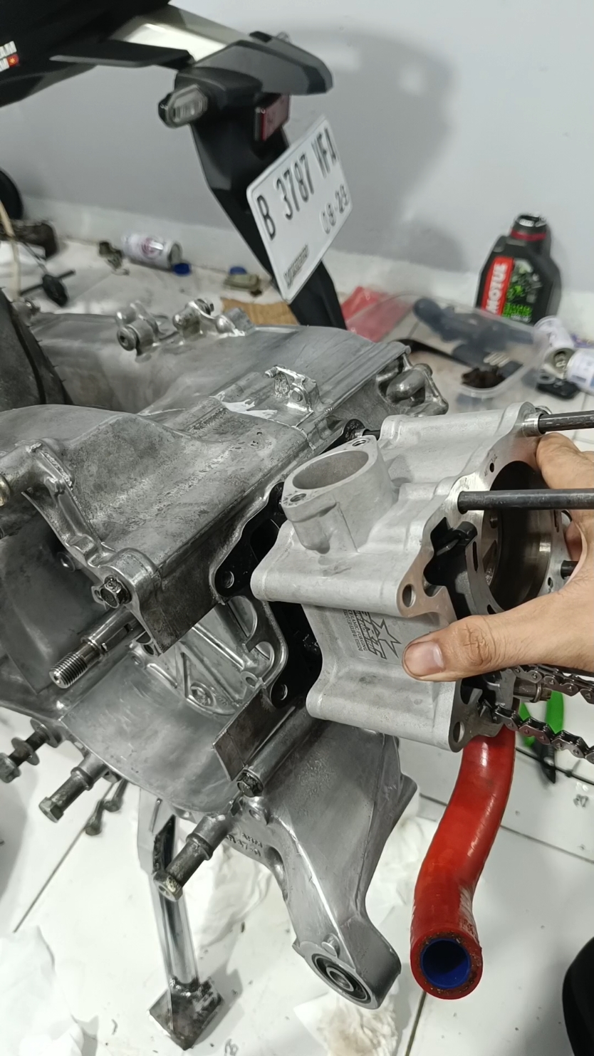 proses pemasangan blok cylinder vario 150? #vario #restoration #engine 