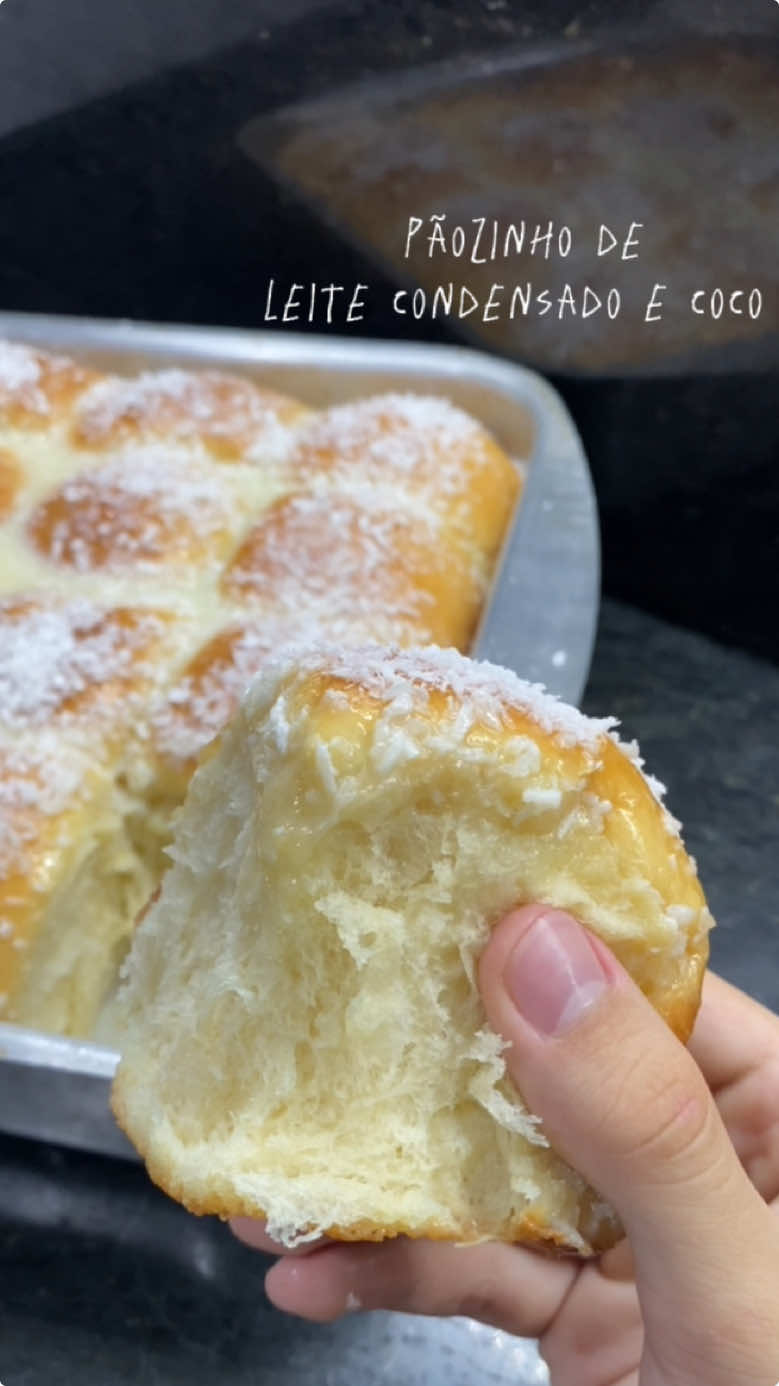 Esse pãozinho com leite condensado e coco fica MUITO fofinho e MUITO gostoso. Sabe aquela textura que desfia? Eu prefiro fazer todo o processo na batedeira, pois como essa massa fica mais molinha que o normal, vai ser mais prático na planetária. E é justamente por isso que eu utilizo os meus ingredientes gelados. Como a máquina já esquenta a minha massa, não posso colocar os ingredientes mornos se não vai superaquecer o fermento. Ingredientes: 2 ovos  100ml leite gelado 30ml óleo  70g manteiga gelada 75g açúcar  10g fermento biológico seco instantâneo  100ml água  500g farinha de trigo 10g sal Q.b Leite condensado  Q.b coco ralado Modo de preparo no vídeo. Deixei a massa descansar até dobrar de volume e depois formatei 16 bolinhas de 70g e deixei descansar por mais 30min.  Assei em forno pré aquecido a 180°c por aproximadamente 20min. #paodeleitecondensado #paodecoco #paodelicia #pao #pão #paocaseiro #pãocaseiro #paodoce 