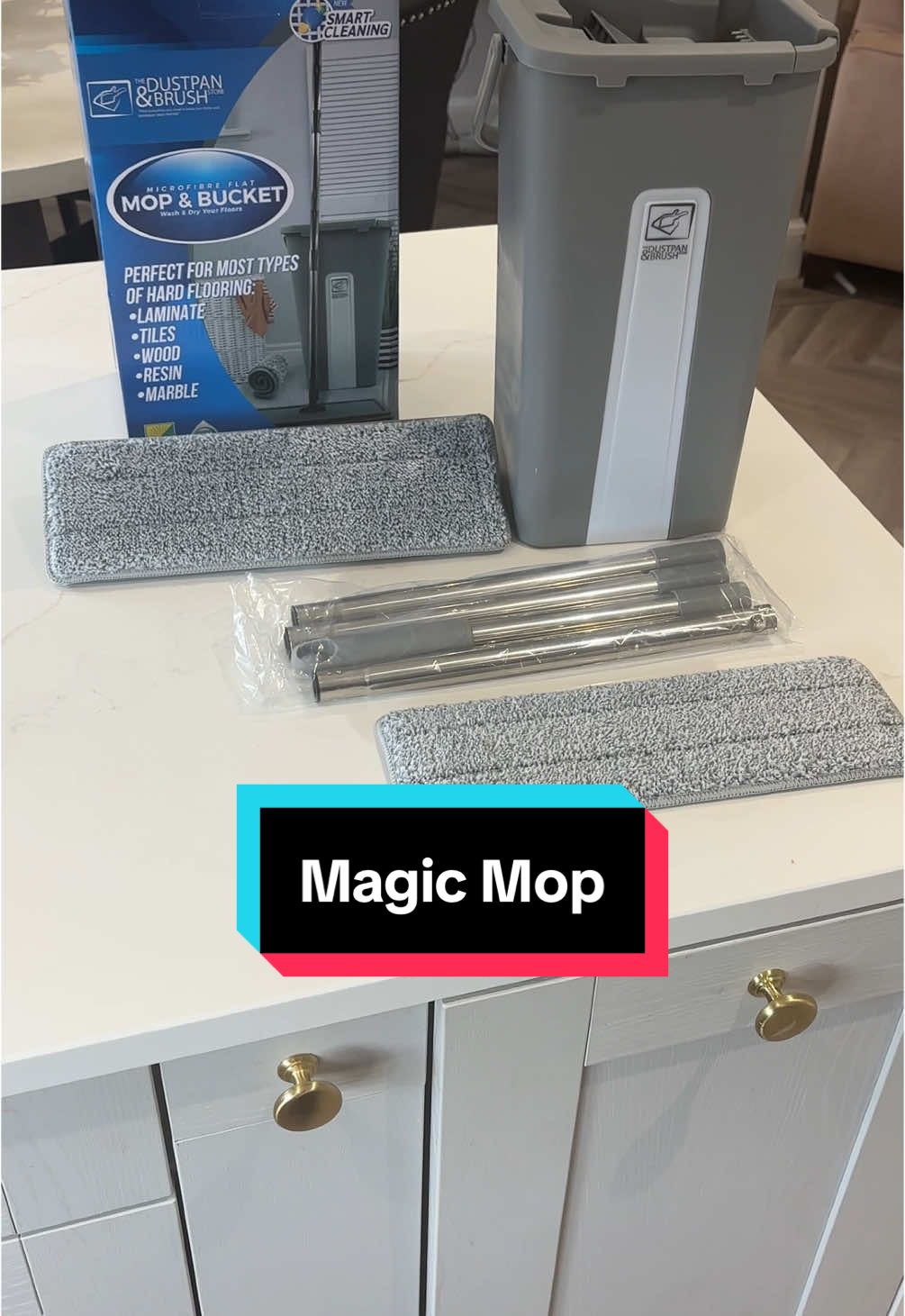 This is your sign to start mopping your walls. #mop #magicmop #cleanwithme #cleaninghacks #floorcleaning #wallcleaning #tiktokmademebuyit #spotlight 