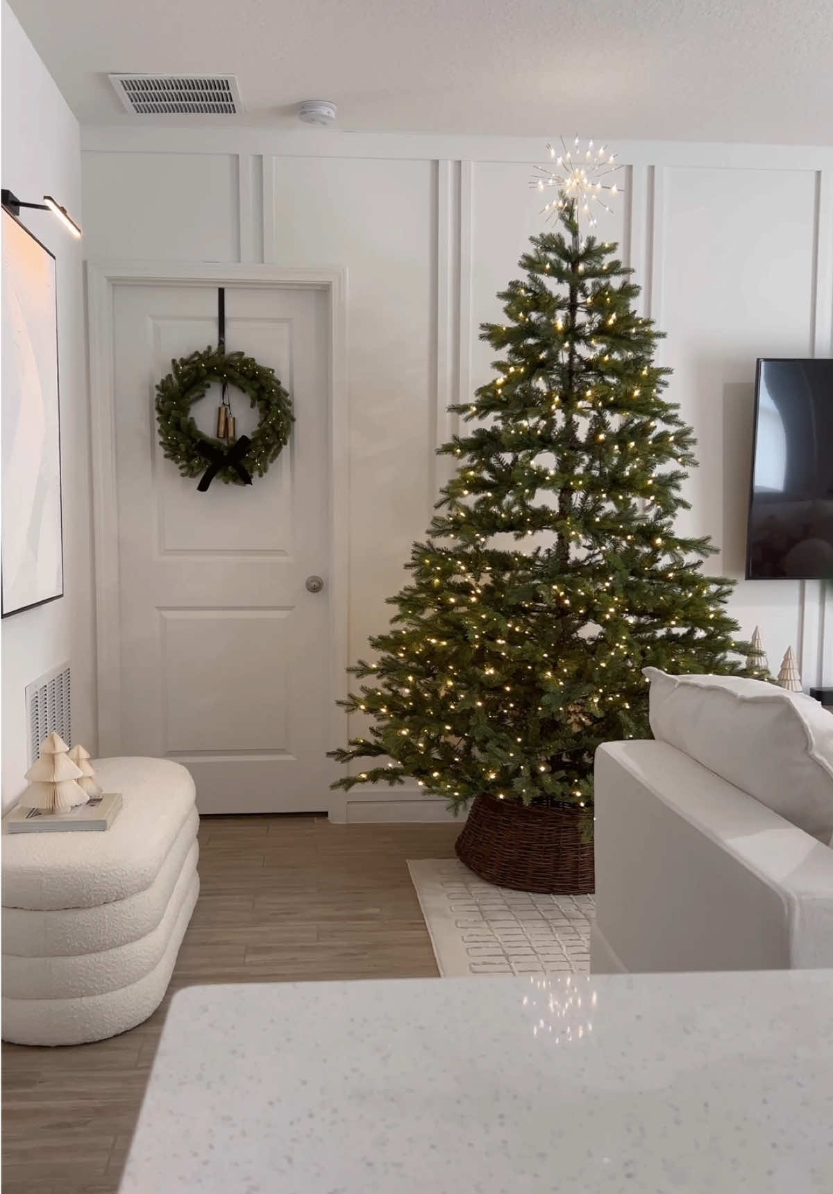 Xmas tree reveal 2024🌲🦌☃️|  🏷️LINK IN MY BIO| LTK🔗 #kingofchristmas #kingofchristmastree  #christmastree #christmasdecor #neutraldecor #navidad #decoracionnavidad #christmastreedecorating #neutraldecor #cozyhome #cozychristmas