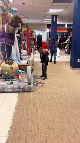 Welcome Halloween in fear🤣#funny #spirithalloween #scare #jumpscare #fail #humor #reaction #kids #children #halloween2024 #🤣🤣🤣 