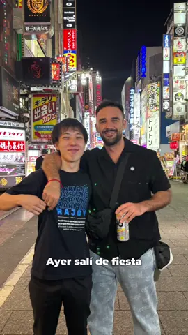El japones de la camiseta de Rajoy se ha encontrado con @IlloJuan por la calle en Tokyo! #japon #japones #español #viral #fyp #parati #illojuan 