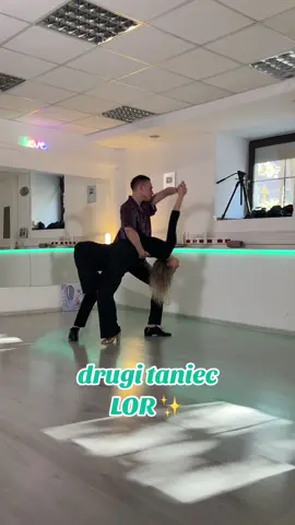 Dzisiaj dla odmiany „drugi taniec” - LOR. Ten utwór tak nas oczarował, że aż musieliśmy nagrać fragment choreografii. ♥️ Może to inspiracja dla tych, którzy już zatańczyli swój pierwszy taniec i mają ochotę na więcej? 😉 #drugitaniec #lor #taniec #zatanczmypl #pierwszytaniec #choreografia #podnoszenia #lorofficial #taniec