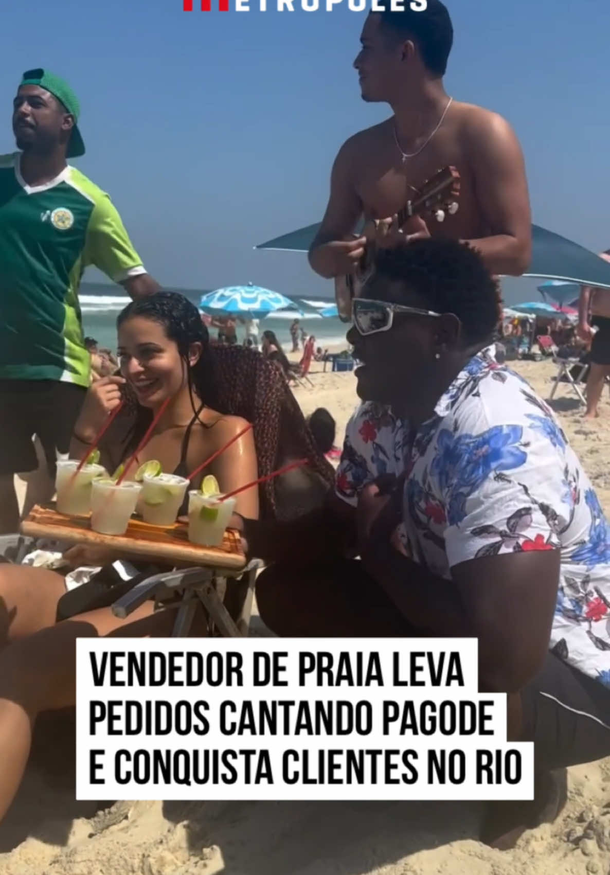 🎶🏝️ Augusto, conhecido como “Cantor do Drink”, tem feito sucesso na #praia da Barra da Tijuca, no #Rio, ao levar pedidos cantando #pagode. Ele trabalha no posto 6 e combina sua paixão pela música com o trabalho, criando uma experiência especial para quem visita a praia.  Recentemente, ele viralizou ao surpreender um grupo de meninas que pediu drinks. Com uma bandeja na mão, Augusto fez um mini show ao vivo, acompanhado por um amigo e um músico no cavaquinho. Sua boa voz, simpatia e carisma deixaram as clientes animadas ao receber os pedidos. #tiktoknotícias